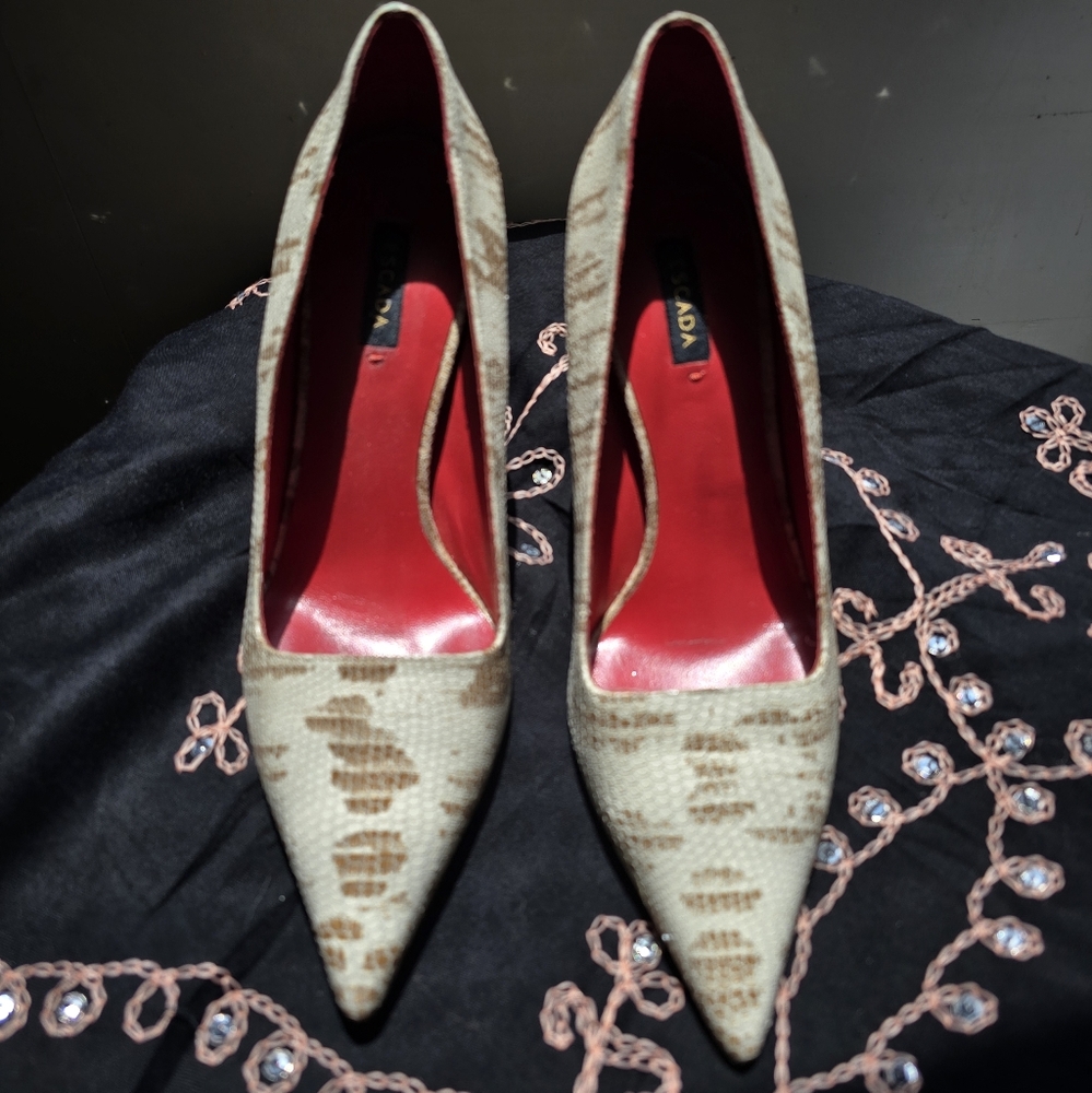 Escada Cream and Tan Heels with Textured Pointed Toe - Picture 3 of 13